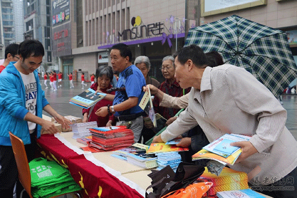 西瑪集團參加“西安市二00六年春節向城鄉特困戶送溫暖、獻愛心聯合大行動”活動。